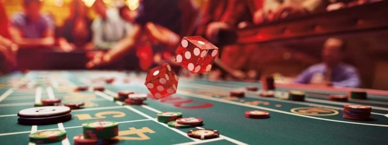 Pengguna dewasa menulis pertanyaan bantuan